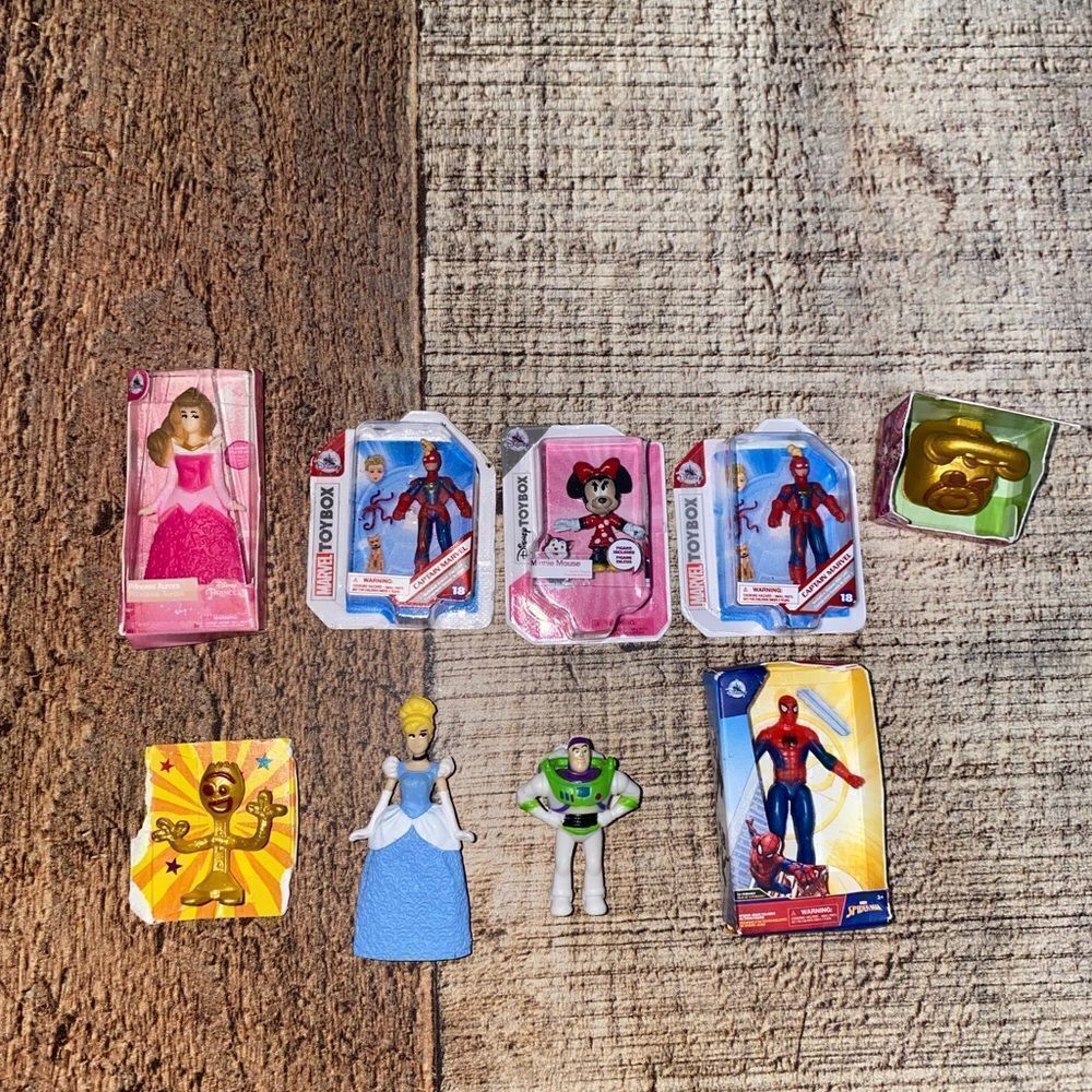 💜 zuru  mini brands lot of 9 figurines.